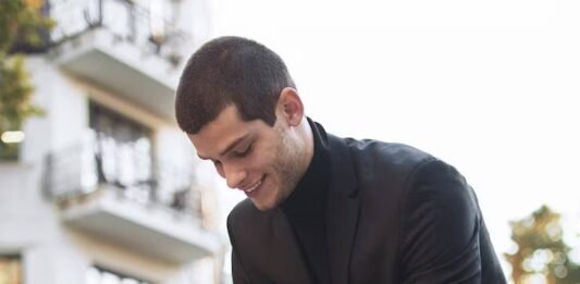 are sneakers business casual